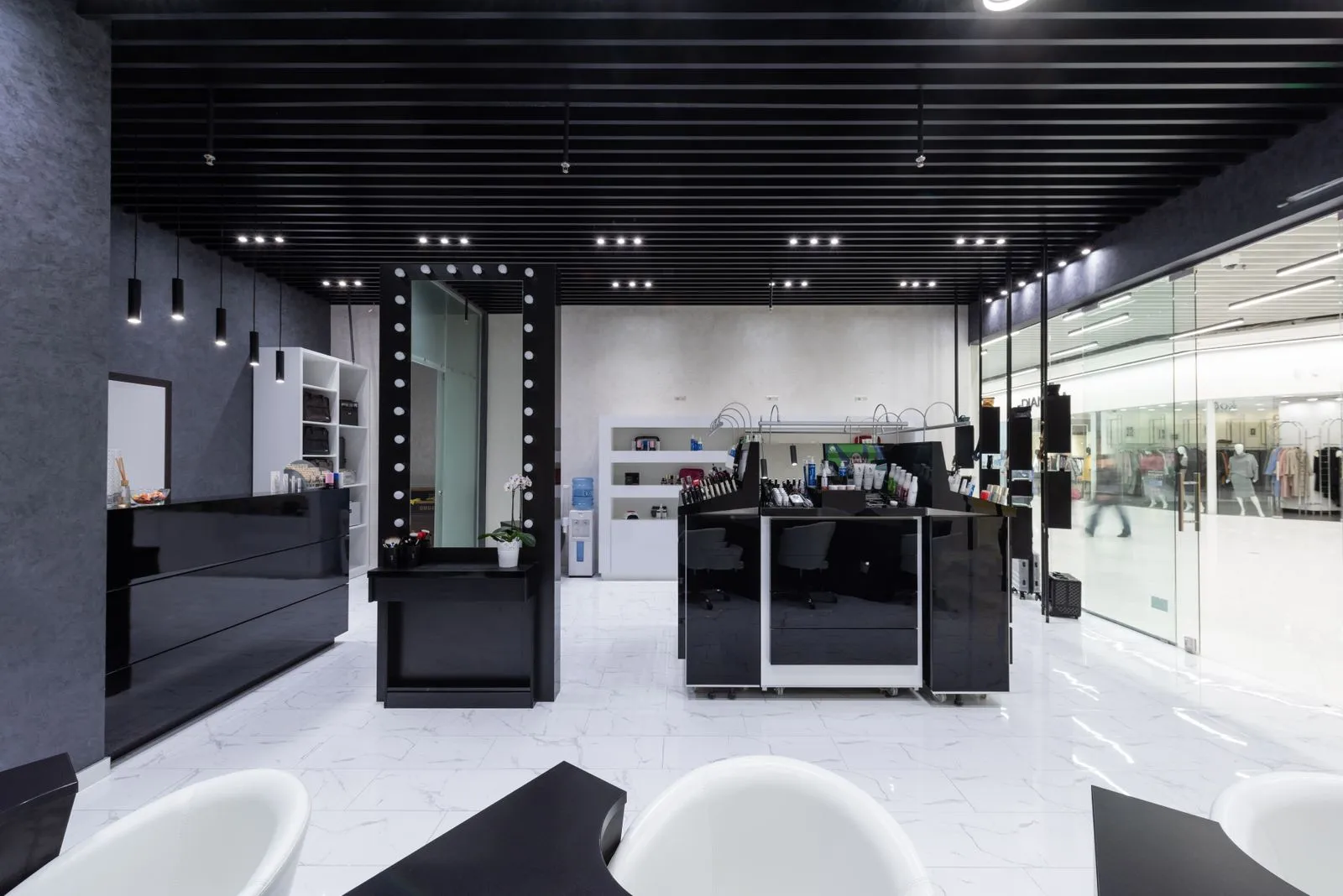 Recepción de un salón de belleza moderno y ordenado, con una tablet sobre el mostrador